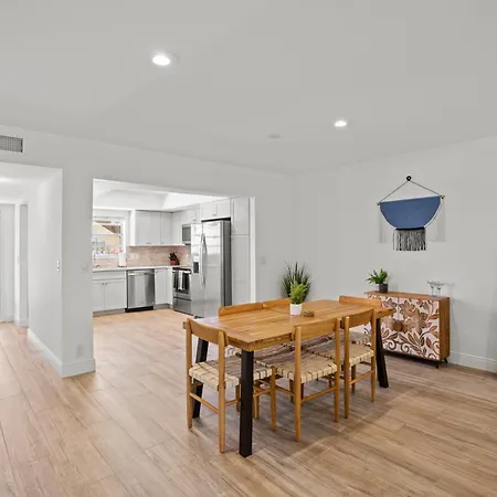 Steps To Beach! 4 Condos In 1- Perfect For Groups